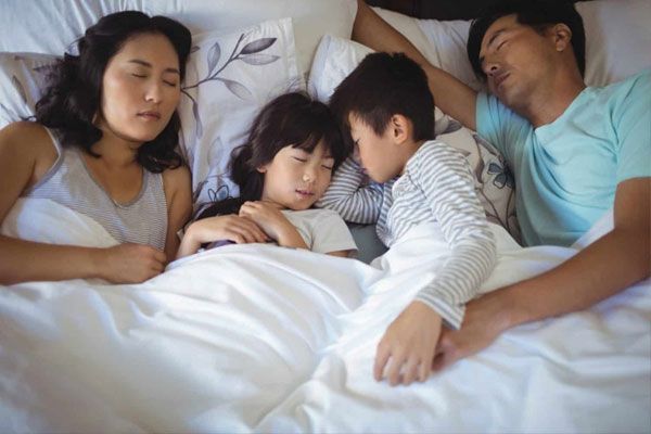 Chuyện yêu khi có con ngủ chung-1