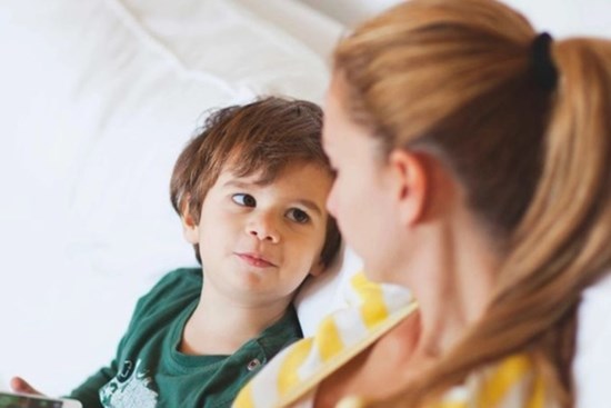 Những thói quen của cha mẹ tưởng vô hại nhưng lại làm hư trẻ: Cách dạy con thông minh gói gọn trong 2 từ 