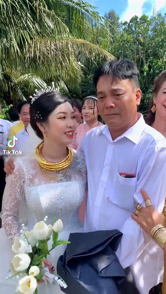 Ba mắt đỏ hoe tiễn con về nhà chồng, ông thông gia cười ngặt nghẽo: Ông làm như tôi bắt con gái ông luôn vậy trời!-2