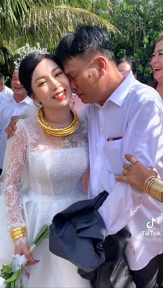 Ba mắt đỏ hoe tiễn con về nhà chồng, ông thông gia cười ngặt nghẽo: Ông làm như tôi bắt con gái ông luôn vậy trời!-4