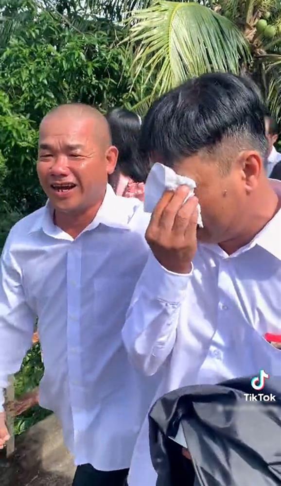 Ba mắt đỏ hoe tiễn con về nhà chồng, ông thông gia cười ngặt nghẽo: Ông làm như tôi bắt con gái ông luôn vậy trời!-5