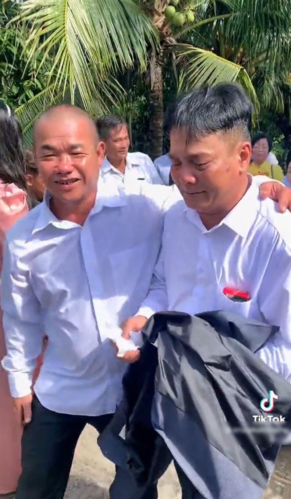 Ba mắt đỏ hoe tiễn con về nhà chồng, ông thông gia cười ngặt nghẽo: Ông làm như tôi bắt con gái ông luôn vậy trời!-6