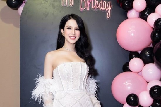 Diệp Lâm Anh vui vẻ đón sinh nhật bên bạn bè sau khi ra toà ly hôn