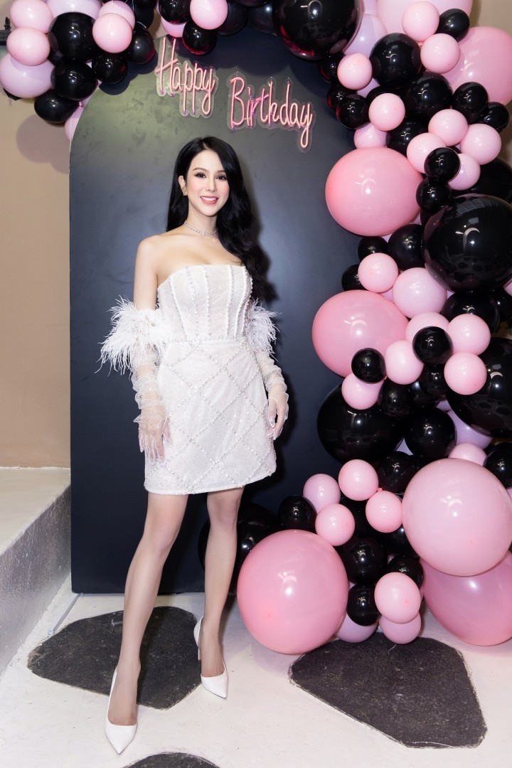 Diệp Lâm Anh vui vẻ đón sinh nhật bên bạn bè sau khi ra toà ly hôn-1