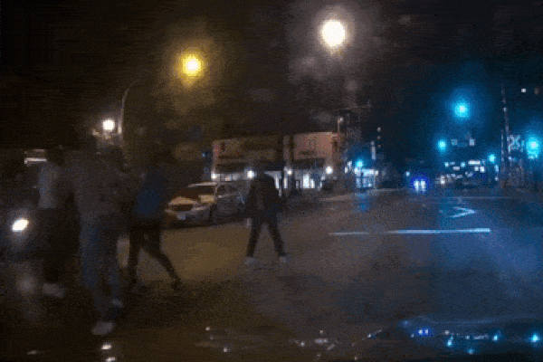 Xe điên lùi như bay, tông hàng loạt sinh viên trong khuôn viên trường đại học-1