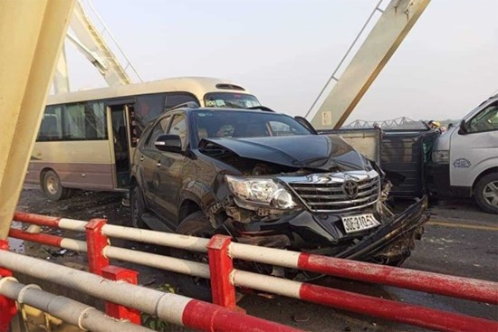 Hà Nội: 6 ô tô tai nạn liên hoàn, cầu Chương Dương tắc cứng