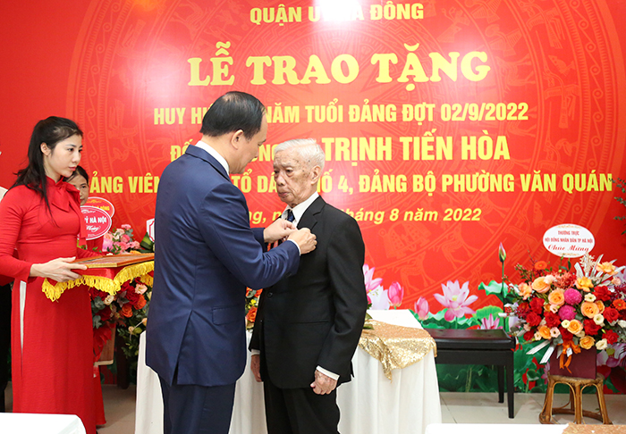 Chủ tịch HĐND Thành phố Nguyễn Ngọc Tuấn trao Huy hiệu 75 năm tuổi Đảng cho đảng viên Trịnh Tiến Hoà-2