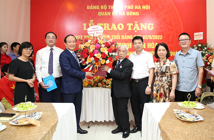 Chủ tịch HĐND Thành phố Nguyễn Ngọc Tuấn trao Huy hiệu 75 năm tuổi Đảng cho đảng viên Trịnh Tiến Hoà-3