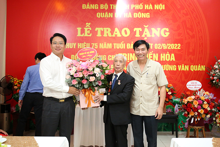 Chủ tịch HĐND Thành phố Nguyễn Ngọc Tuấn trao Huy hiệu 75 năm tuổi Đảng cho đảng viên Trịnh Tiến Hoà-4