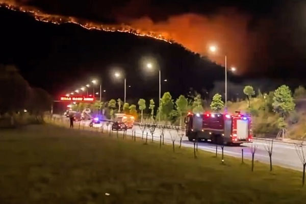 Nhiều cụ già đổ xô vào siêu thị hưởng điều hòa miễn phí tránh nóng-1