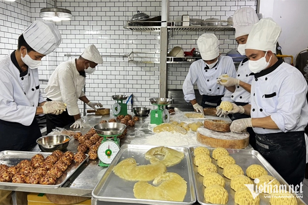 Bánh trung thu đắt khét lẹt, chỉ có 200 hộp phải đặt trước mới làm-2