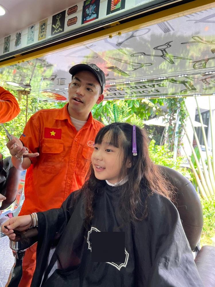 Có trong tay cả trăm tỷ, Lý Hải vẫn dạy con tiết kiệm - giản dị, không ngại cắt tóc bình dân vỉa hè-2