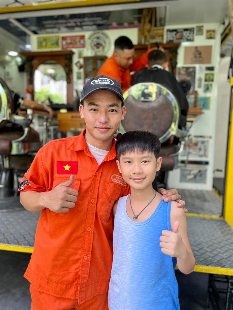 Có trong tay cả trăm tỷ, Lý Hải vẫn dạy con tiết kiệm - giản dị, không ngại cắt tóc bình dân vỉa hè-5