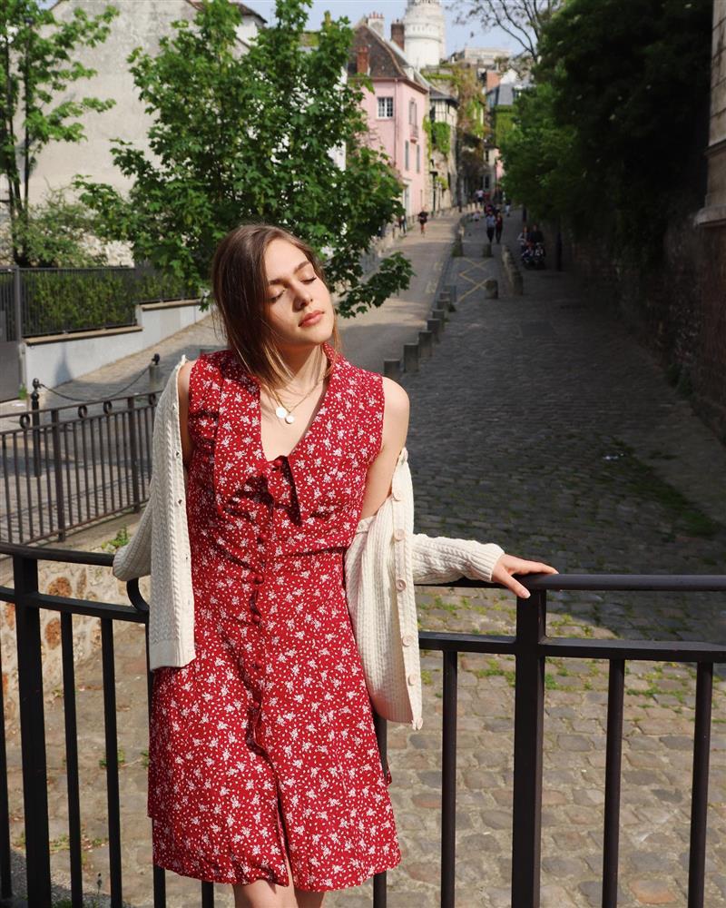 4 mẫu váy liền trẻ trung và sang trọng, phụ nữ Pháp mùa thu nào cũng diện-1
