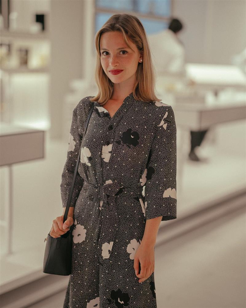 4 mẫu váy liền trẻ trung và sang trọng, phụ nữ Pháp mùa thu nào cũng diện-10