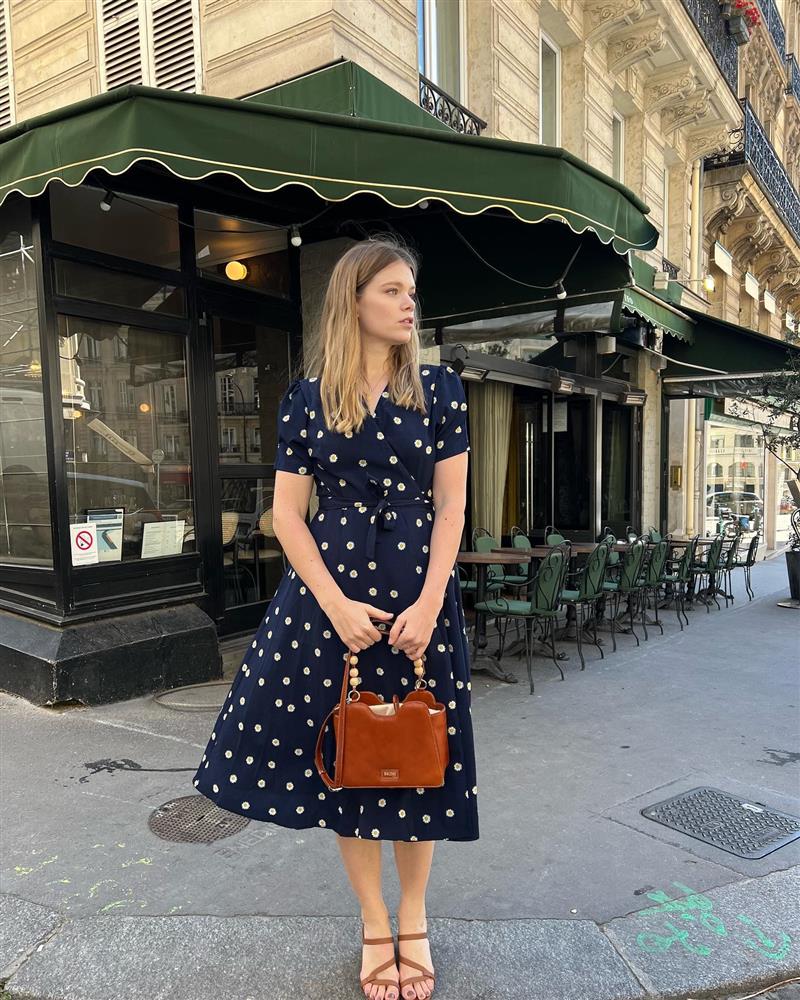 4 mẫu váy liền trẻ trung và sang trọng, phụ nữ Pháp mùa thu nào cũng diện-16