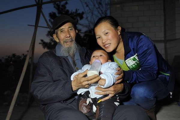 4 con gái lấy chồng xa, người cha ngày nào cũng làm một việc xúc động-2