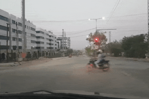 Vượt đèn đỏ, ô tô húc văng 2 người đàn ông đi xe máy xuống đường