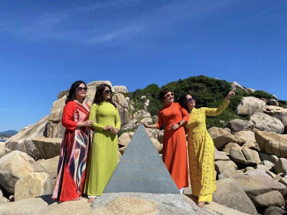 Hội bạn U60 tự lái xe ô tô đi du lịch xuyên Việt trong 35 ngày, dân tình phải nể vì độ chất-7