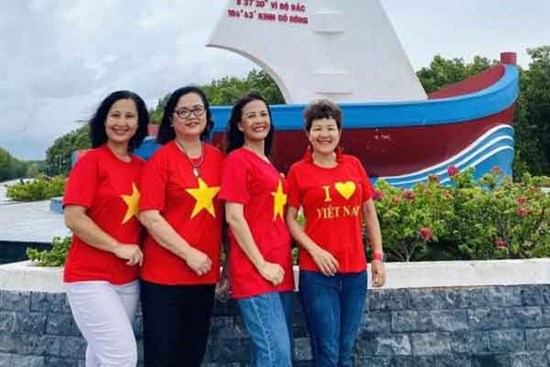 Hội bạn U60 tự lái xe ô tô đi du lịch xuyên Việt trong 35 ngày, dân tình phải nể vì độ 'chất'