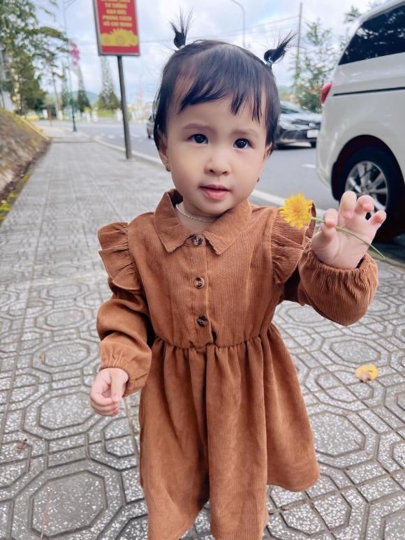 Thiên An khoe ảnh con gái điệu đà xuống phố Đà Lạt, cư dân mạng đua nhau: Giống ba quá chừng luôn-1