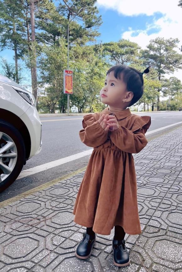 Thiên An khoe ảnh con gái điệu đà xuống phố Đà Lạt, cư dân mạng đua nhau: Giống ba quá chừng luôn-3