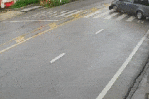 Nghịch dại ném pháo xuống cống, cậu bé gặp tai nạn kinh hoàng-1