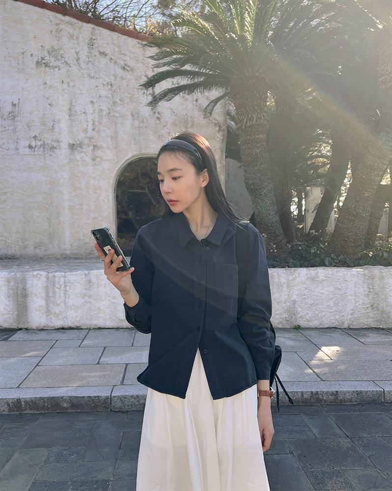 5 kiểu áo sơ mi nàng 30+ cần sắm ngay để mùa thu 2022 mặc đẹp hơn hẳn năm ngoái-1