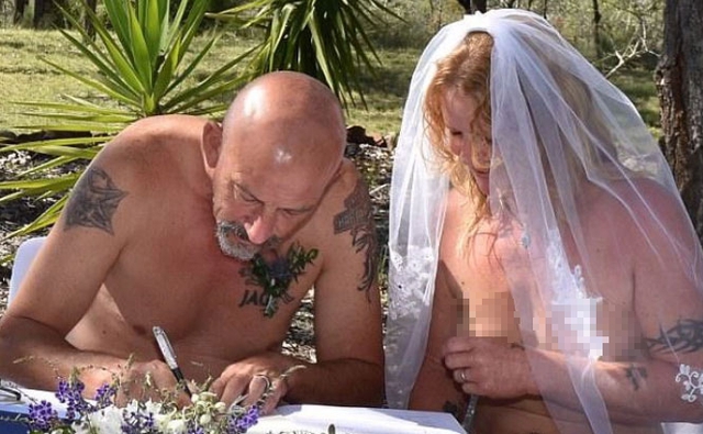 Đám cưới chỉ có hai người, họ hàng không ai dám đến vì cách thức tổ chức gây sốc của cô dâu chú rể-2