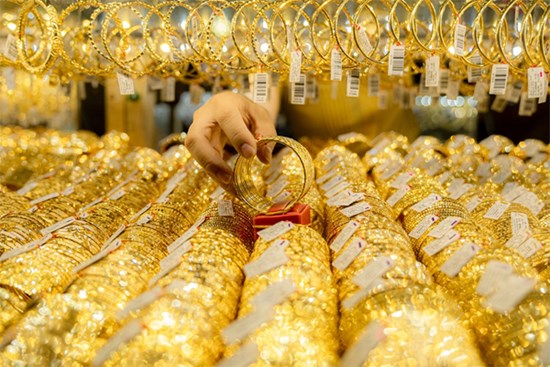 Giá vàng hôm nay 25/8: Tăng giảm đột ngột, giằng co mốc 67 triệu/lượng