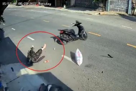 2 tài xế nữ va chạm cực mạnh tại đường giao nhau khiến xe máy vỡ tung toé