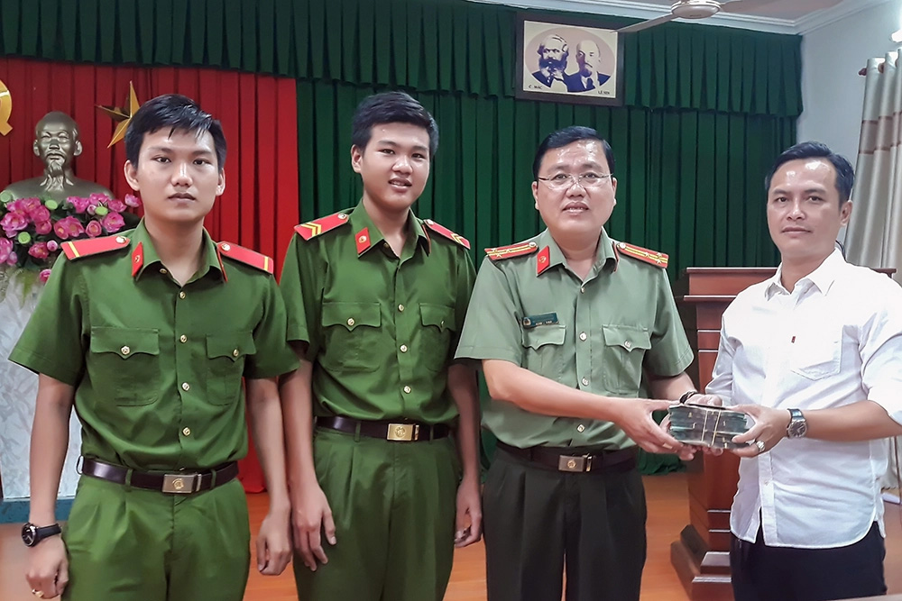 Hai chiến sĩ công an trả lại 350 triệu nhặt được cho người đánh rơi-1