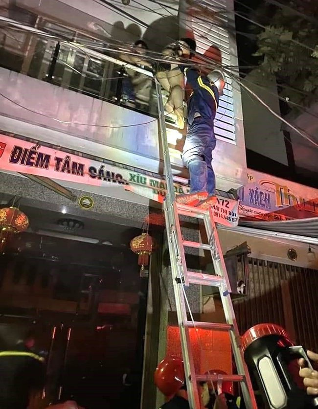 Cứu 4 người mắc kẹt trong căn nhà bốc cháy lúc rạng sáng tại Đà Nẵng-1