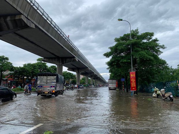 CLIP: Mưa lớn kèm gió to, như kéo bay cả người-2