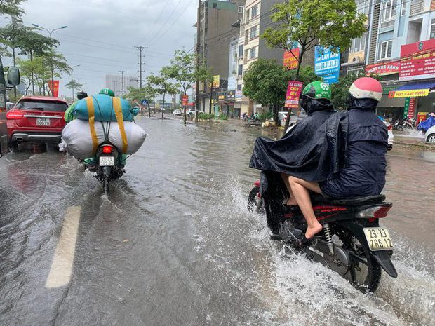 CLIP: Mưa lớn kèm gió to, như kéo bay cả người-3