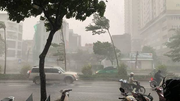 CLIP: Mưa lớn kèm gió to, như kéo bay cả người-4