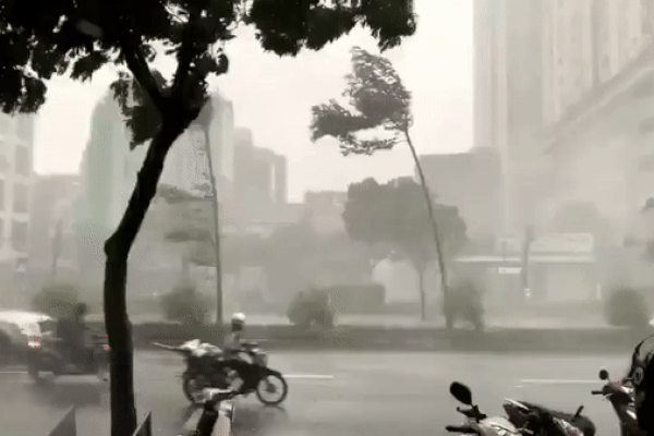 Thi thể thanh niên dưới mương nước, xe máy chổng bánh trên bờ-3