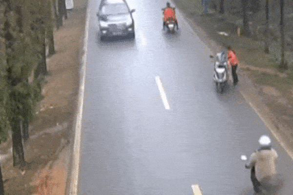 Ô tô đâm bay 3 thiếu niên đi xe máy, 2 nạn nhân tử vong tại chỗ-1