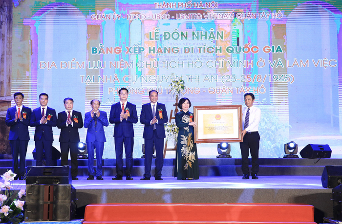 Quận Tây Hồ đón nhận Bằng xếp hạng di tích quốc gia địa điểm lưu niệm Chủ tịch Hồ Chí Minh tại phường Phú Thượng-1
