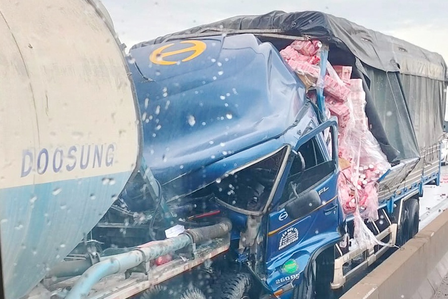 Hôi của sau tai nạn xe chở nước giải khát trên cầu Phú Mỹ-1
