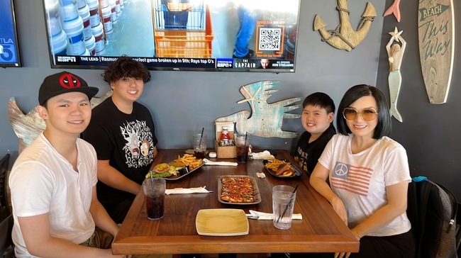 Con trai nhất định để kiểu tóc bom nguyên tử, vợ cũ Bằng Kiều giải quyết quá khéo, ai nấy đều khen chuyện dạy con-1