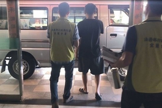 Bị cảnh sát bắt giam vì có tiền nhưng chây ì không nộp phạt