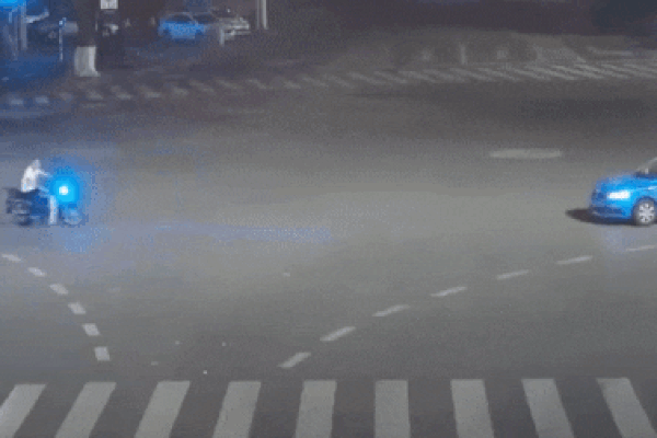 Lao thẳng vào đầu xe taxi, người đàn ông say rượu bay lên nóc ô tô