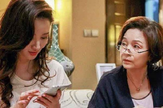 Định về nhà nội nghỉ lễ 2/9, tôi lập tức đổi ý khi vô tình nghe cuộc điện thoại của mẹ chồng