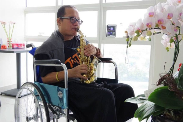 Trần Mạnh Tuấn vượt cửa tử, tận tụy dạy kèn cho con trai diva Hồng Nhung-4