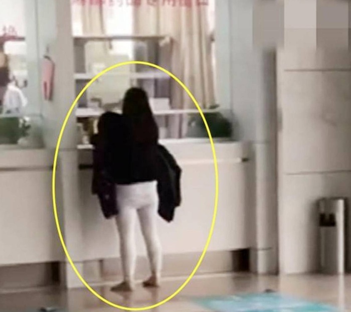 Chùm ảnh mẹ một mình bế con đi bệnh viện khiến cộng đồng bỉm sữa rơi nước mắt đồng cảm-1