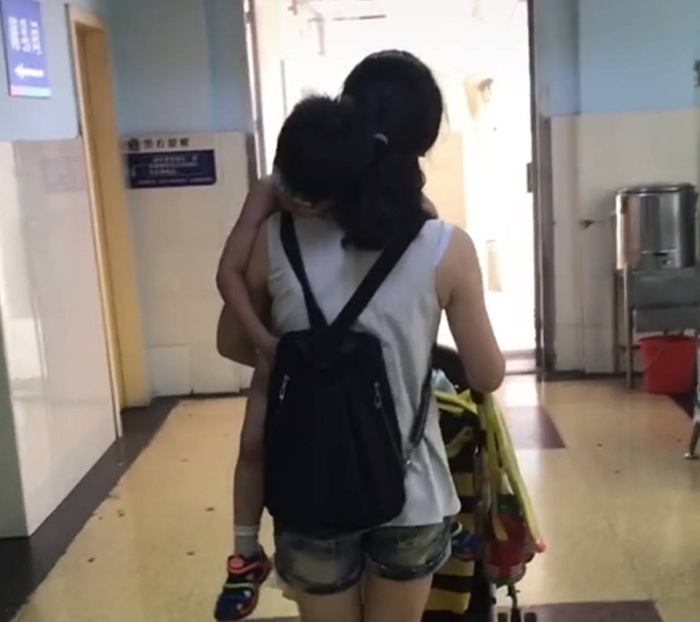 Chùm ảnh mẹ một mình bế con đi bệnh viện khiến cộng đồng bỉm sữa rơi nước mắt đồng cảm-2