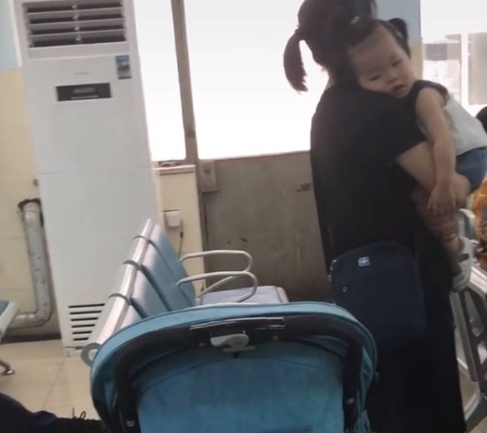 Chùm ảnh mẹ một mình bế con đi bệnh viện khiến cộng đồng bỉm sữa rơi nước mắt đồng cảm-3