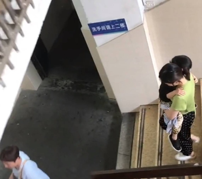 Chùm ảnh mẹ một mình bế con đi bệnh viện khiến cộng đồng bỉm sữa rơi nước mắt đồng cảm-4