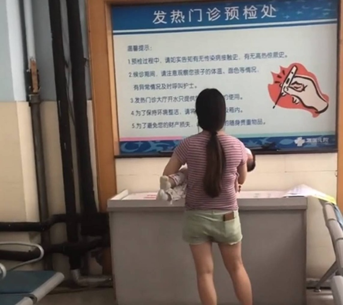 Chùm ảnh mẹ một mình bế con đi bệnh viện khiến cộng đồng bỉm sữa rơi nước mắt đồng cảm-5